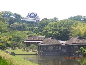 玄宮園より望む天守