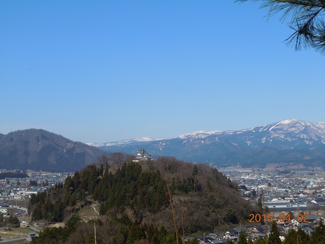 加越国境を背にした亀山城